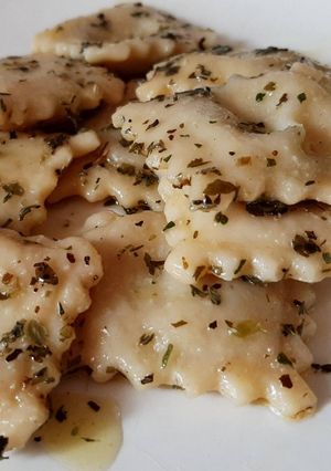 Una foto de Raviolis de pasta fresca de manzana y gorgonzola