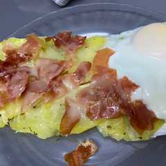 Una foto de Huevo con patatas, jamón serrano y queso rallado en estuche Lékué