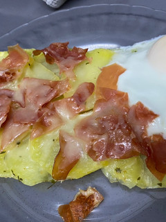 Una foto de Huevo con patatas, jamón serrano y queso rallado en estuche Lékué