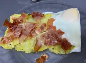 Foto principal de Huevo con patatas, jamón serrano y queso rallado en estuche Lékué