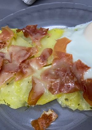 Una foto de Huevo con patatas, jamón serrano y queso rallado en estuche Lékué