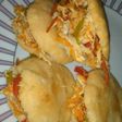 Arepas rellenas de pollo y vegetales