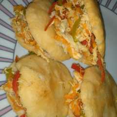 Una foto de Arepas rellenas de pollo y vegetales