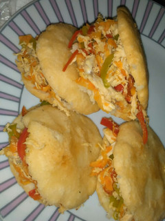 Una foto de Arepas rellenas de pollo y vegetales