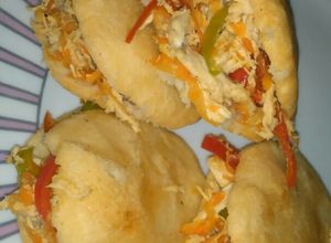 Una foto de Arepas rellenas de pollo y vegetales