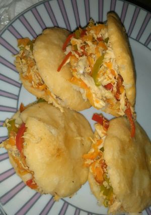 Una foto de Arepas rellenas de pollo y vegetales
