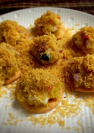 A picture of Sev puri.