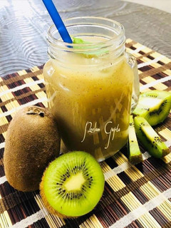 मिंट कीवी लेमनेड (mint kiwi lemonade recipe in Hindi) रेसिपी मुख्य फोटो