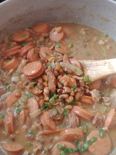 Una foto de Frijoles blancos con cerdo y salchichas