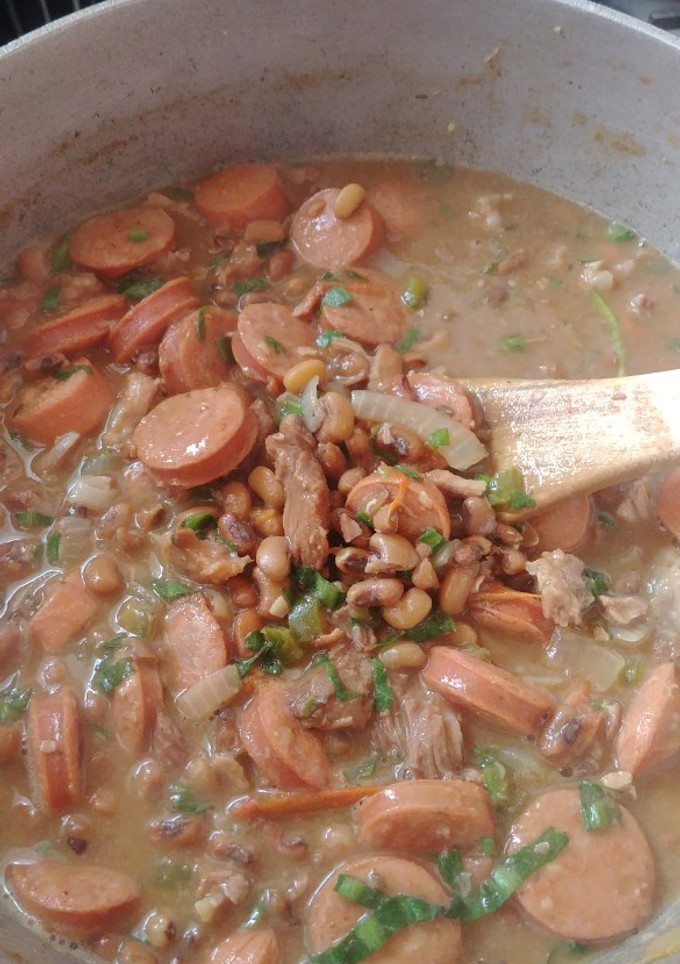 Una foto de Frijoles blancos con cerdo y salchichas