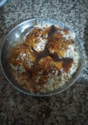 A picture of Dahi Bhalle.