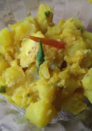 A picture of Aloo posto (potato with Poppy seed paste).
