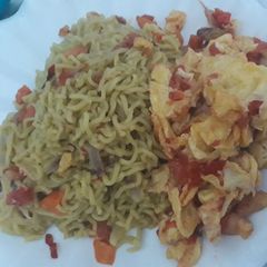 A picture of Noddles with fried egg.