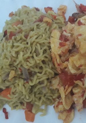 A picture of Noddles with fried egg.