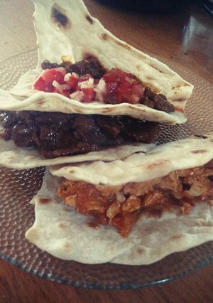 Una foto de Tacos/burritos + tortilla de trigo