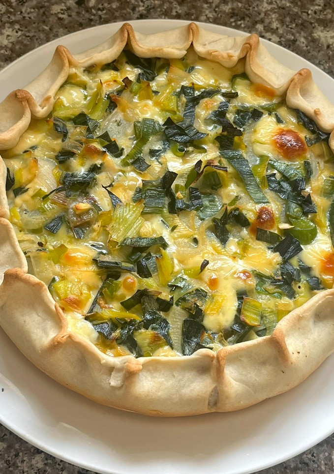 Una foto de Tarta de puerros, cebolla y dos quesos 🧀🧀