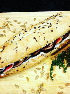 Una foto de Bocata de higos y mousse de cebolla caramelizada