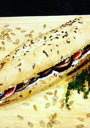 Una foto de Bocata de higos y mousse de cebolla caramelizada