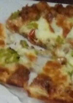 صورة لوصفة بيتزا بصلصتي المميزة 😍😋😋