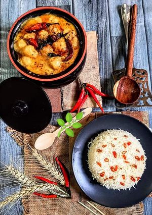 A picture of Gujarati Boondi Kadhi.