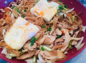 Hình của món Bánh đa cua xào đùi gà tại Tokyo.