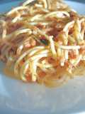 Espaguetis con salsa de tomate y jamón molido