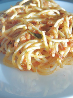Una foto de Espaguetis con salsa de tomate y jamón molido