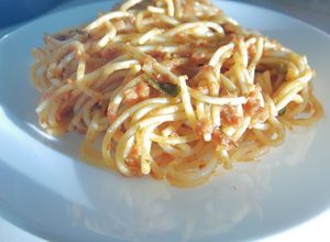 Una foto de Espaguetis con salsa de tomate y jamón molido