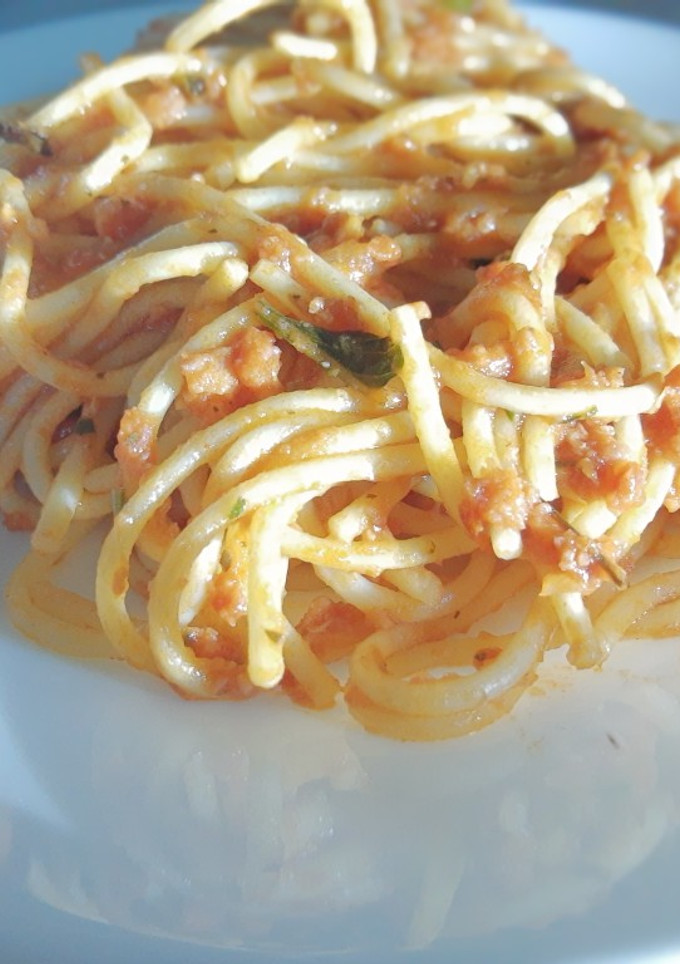 Una foto de Espaguetis con salsa de tomate y jamón molido