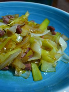 Una foto de Puerros a la plancha con jamón