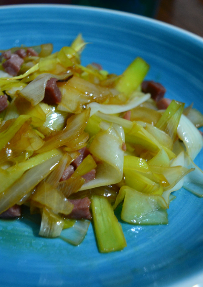 Una foto de Puerros a la plancha con jamón