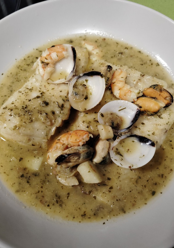Una foto de Rosada en salsa verde con almejas Thermomix