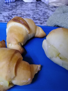 Una foto de Medialunas dulces con crema pastelera
