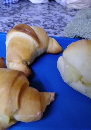 Una foto de Medialunas dulces con crema pastelera
