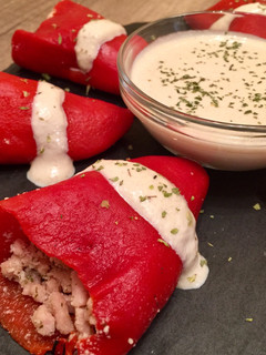 Una foto de Pimientos rellenos de pollo y parmesano con salsa de champiñones