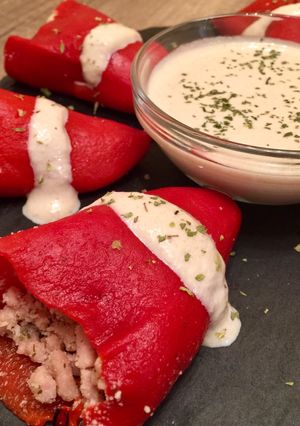 Una foto de Pimientos rellenos de pollo y parmesano con salsa de champiñones