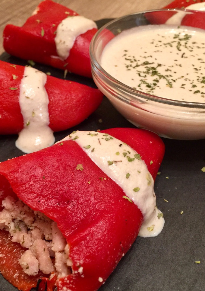 Una foto de Pimientos rellenos de pollo y parmesano con salsa de champiñones