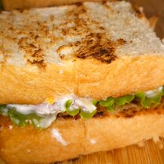A picture of 3 ingredient sandwich.