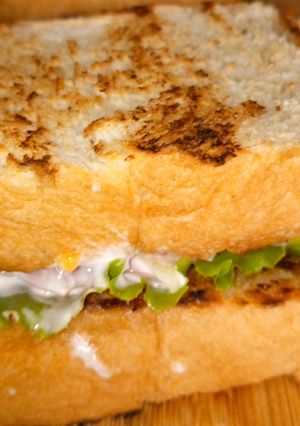 A picture of 3 ingredient sandwich.