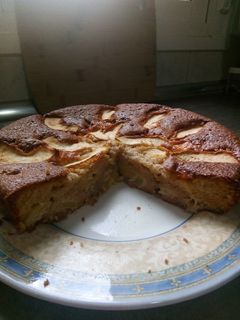 Una foto de Bizcocho de manzana y nueces