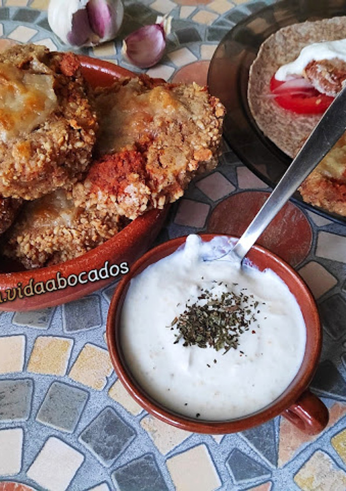 Una foto de Albóndigas de zanahoria con salsa de yogur
