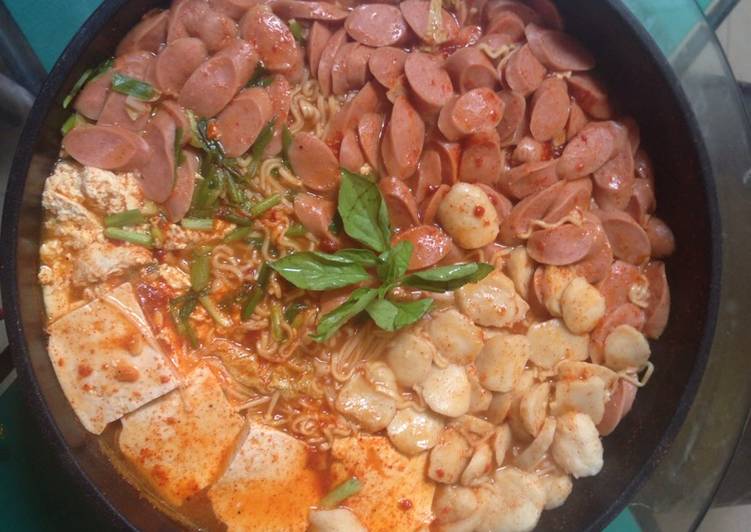 Budae jjigae / army base stew