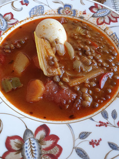 Una foto de Lentejas con verdura y huevo cocido
