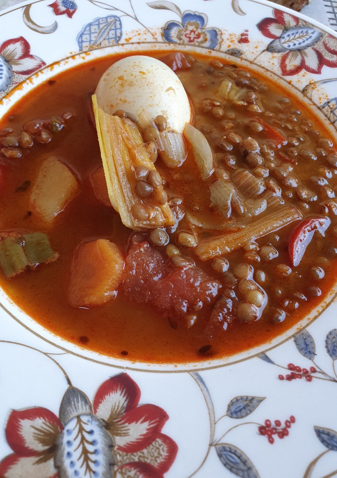 Una foto de Lentejas con verdura y huevo cocido