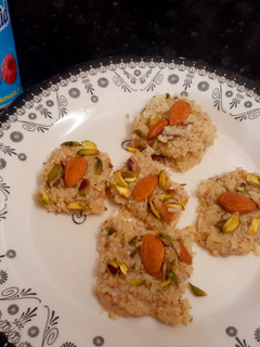 नारियल की बर्फी (nariyal ki barfi recipe in Hindi) रेसिपी मुख्य फोटो