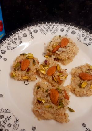 नारियल की बर्फी (nariyal ki barfi recipe in Hindi) रेसिपी मुख्य फोटो