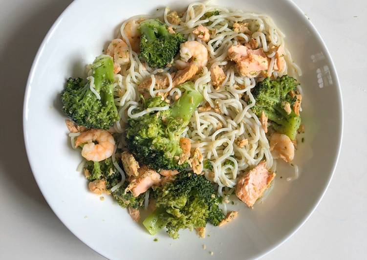 How to Make Super Quick Homemade 10-minute Pesto, Broccoli & Salmon Noodles