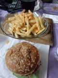 Hamburguesa completa con papas y cheddar