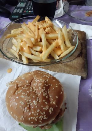 Una foto de Hamburguesa completa con papas y cheddar