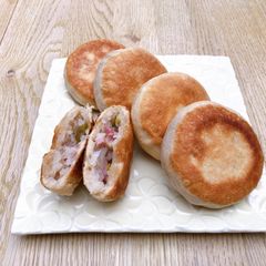 A picture of Taiwanese pan-fried daikon shreds & bacon pie.
